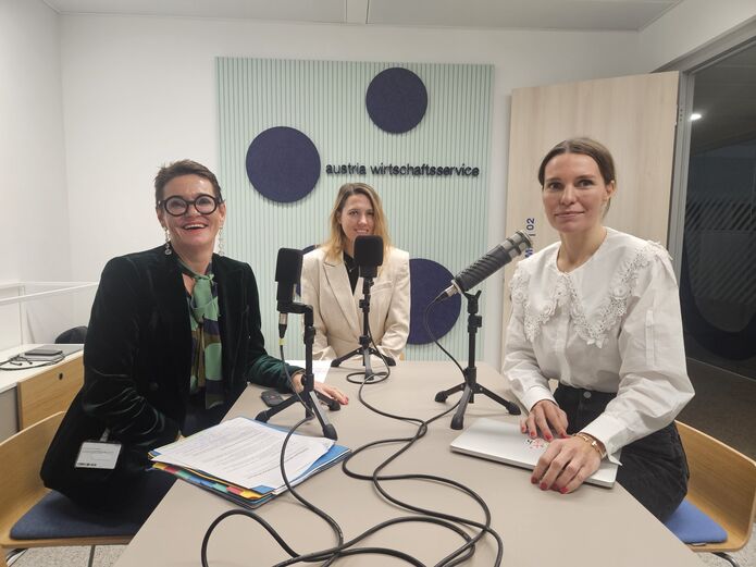 3 Frauen um den Tisch bei der Aufnahme