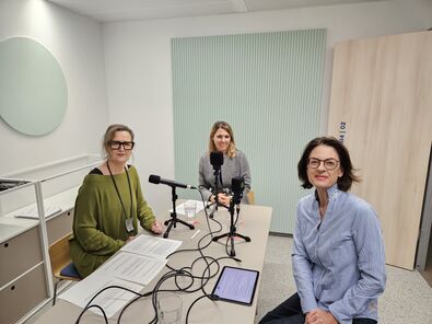 3 Frauen am Tisch bei der Podcast-Aufnahme