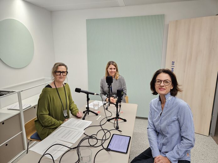 3 Frauen am Tisch bei der Podcast-Aufnahme